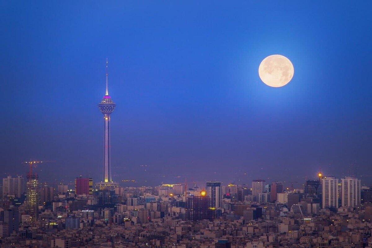 ویدئویی زیبا و دیدنی ماه از نمایی متفاوت در آسمان تهران را مشاهده می‌کنید.