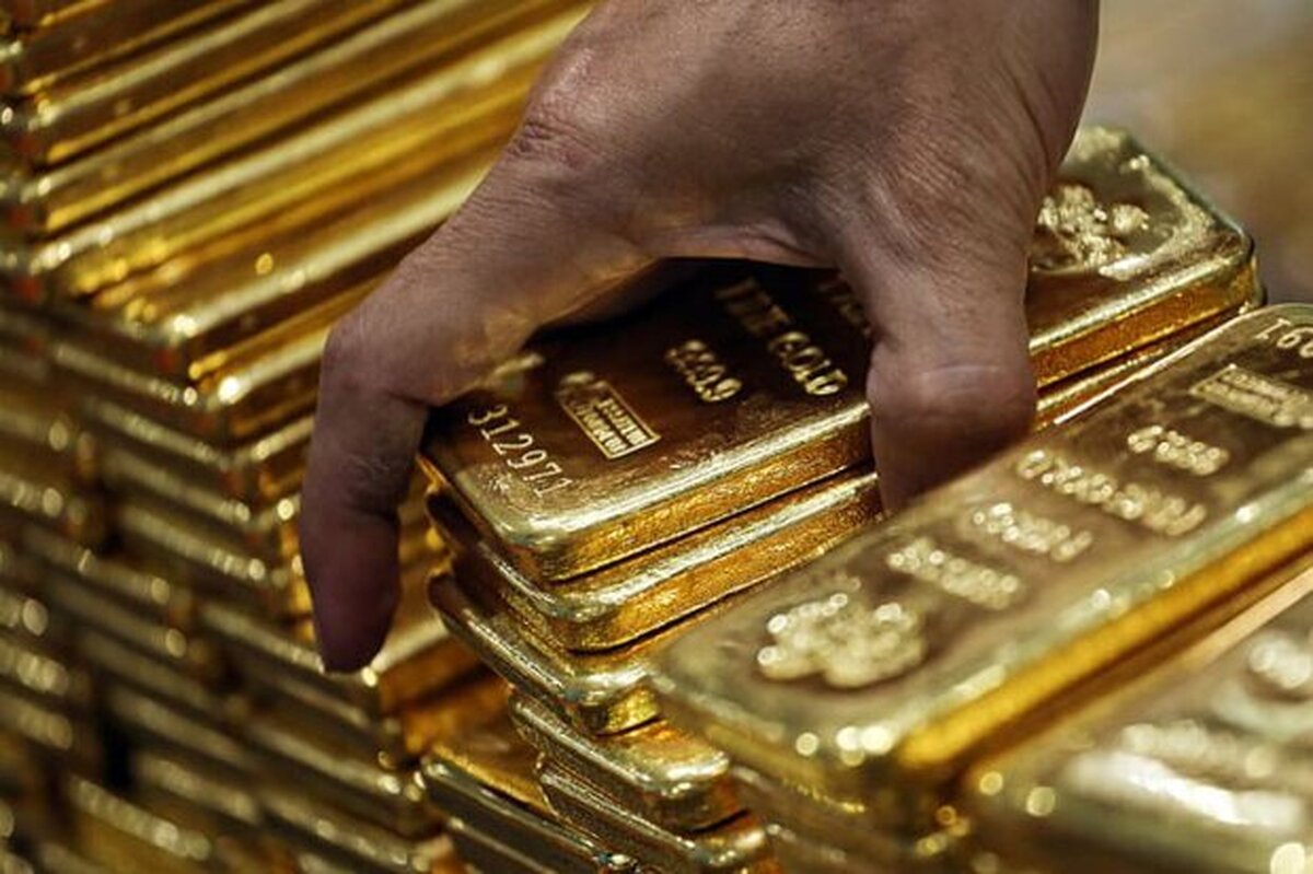قیمت طلا در معاملات روز جمعه بازار جهانی، در پی افزایش ریسک‌پذیری ناشی از توافق تجاری آمریکا و چین، بیش از دو درصد کاهش یافت و بدترین عملکرد هفتگی از نوامبر را ثبت کرد.