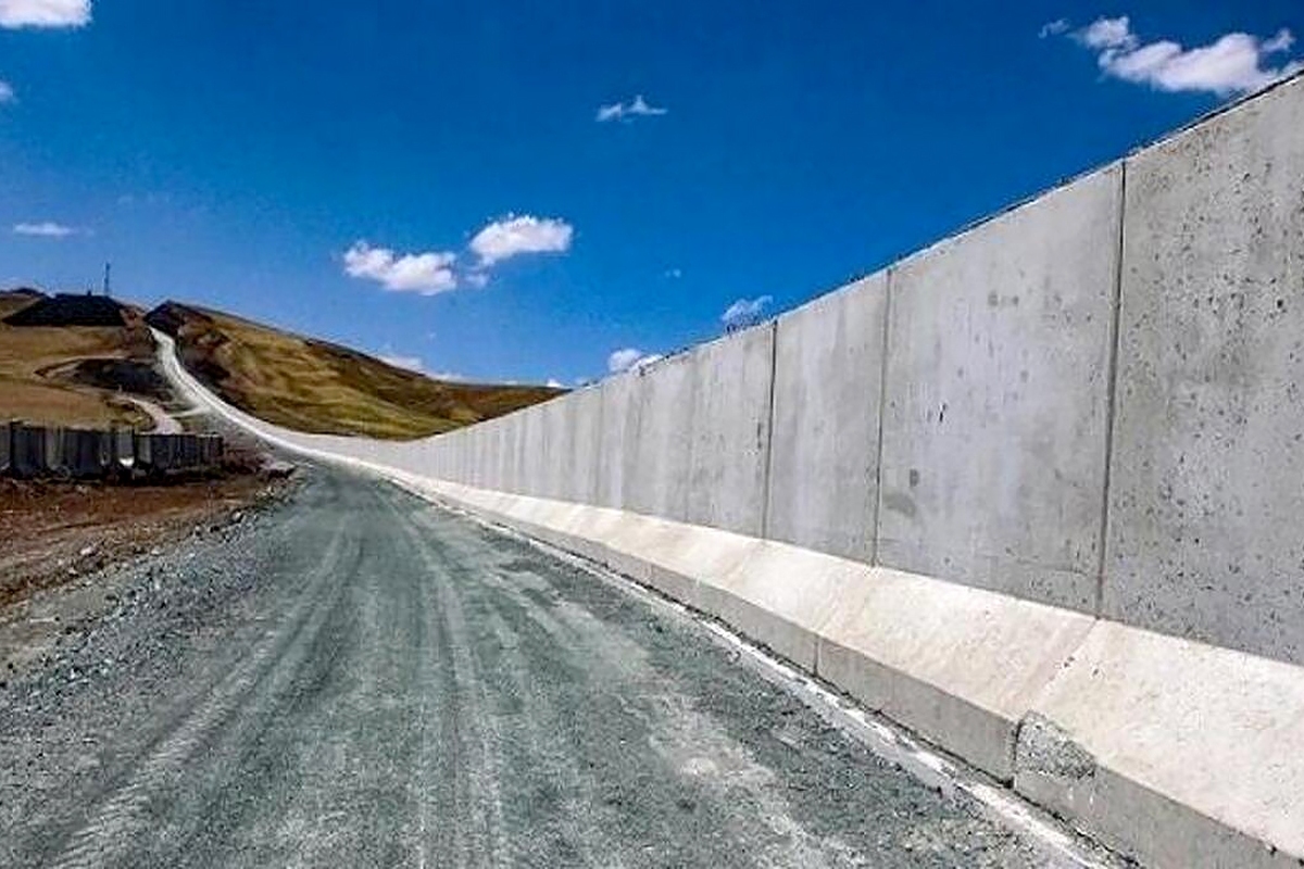 جانشین قرارگاه شمال شرق نیروی زمینی ارتش گفت: عملیات اجرای طرح دیوارکشی مرز‌های مشترک ایران و افغانستان در استان خراسان رضوی، به ۸۱ کیلومتر رسید.