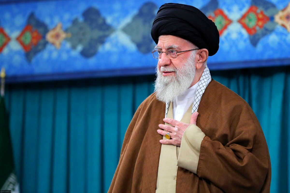 قدیمی‌ترین تصویر آیت‌الله خامنه‌ای را که آبان‌ماه ۱۳۱۹ در یک‌ونیم‌ سالگی ایشان ثبت شده، به مناسبت انتشار کتاب «روایت آقا» در دسترس علاقمندان قرار داده است.