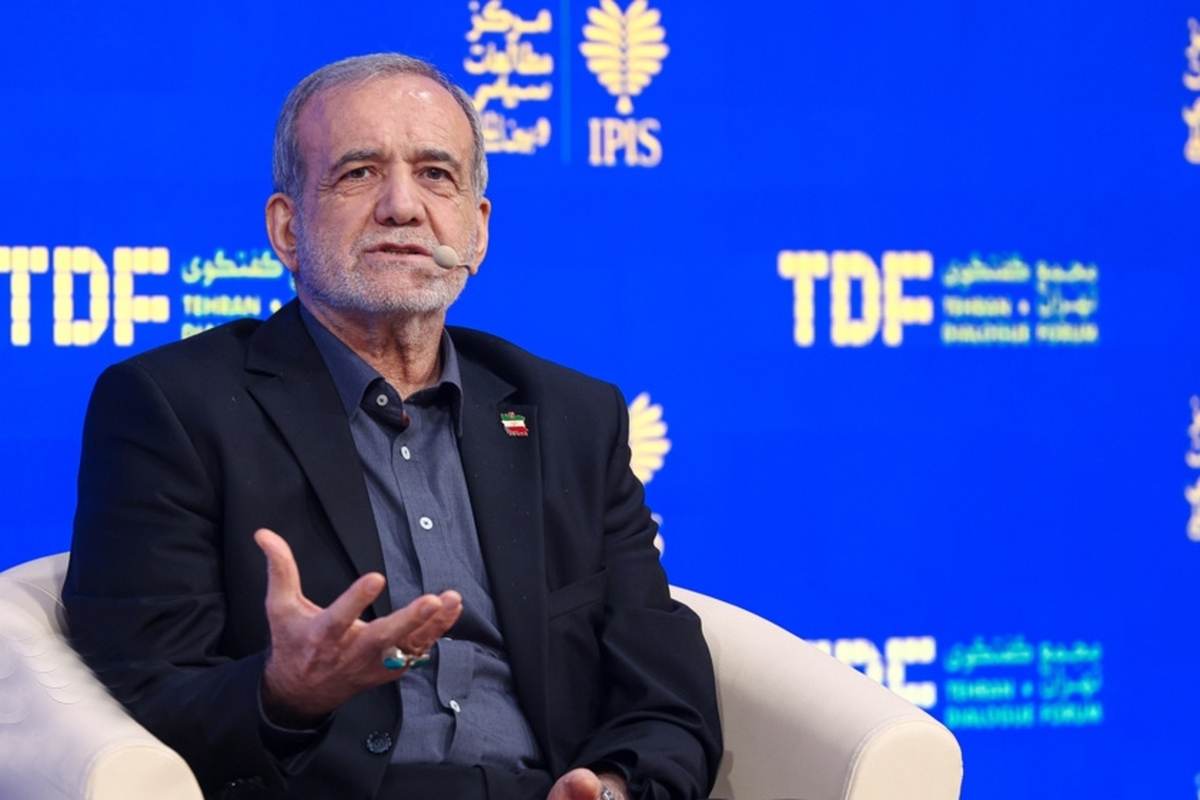 رئیس جمهور با یادآوری اینکه دعوا زمانی شروع می شود که حق یکدیگر را نادیده بگیریم، تصریح کرد: اسرائیل حقوق انسان‌ها را نادیده گرفته و یک عده را از خانه خود بیرون کرده و آنها را به خاک و خون کشیده و دم از حقوق بشر می زند.