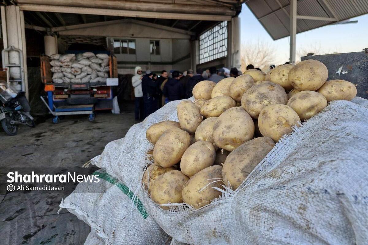 قیمت پیاز و سیب‌زمینی در مشهد که تا پیش از این، به ترتیب بیش از ۸ و ۲۰ هزار تومان در میادین تره‌بار بود، اکنون افت قیمت پیدا کرده است.