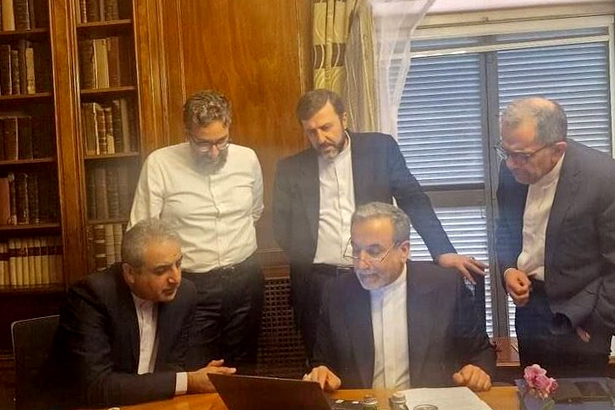 تصاویری از دومین دور مذاکرات غیر مستقیم تهران و واشنگتن در رم + عکس تصاویری از دومین دور مذاکرات غیر مستقیم تهران و واشنگتن در رم + عکس