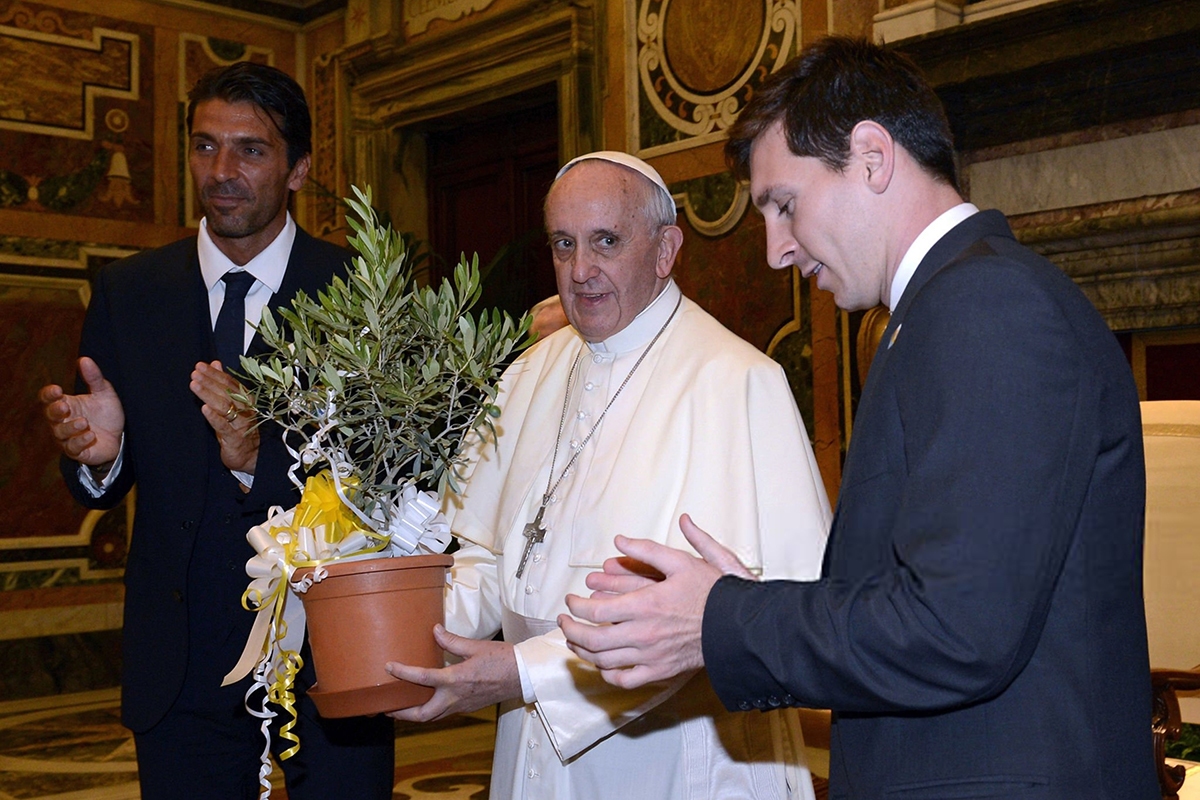 با درگذشت پاپ فرانسیس، فوتبال یکی از هواداران باوفایش را از دست داد با درگذشت پاپ فرانسیس، فوتبال یکی از هواداران باوفایش را از دست داد