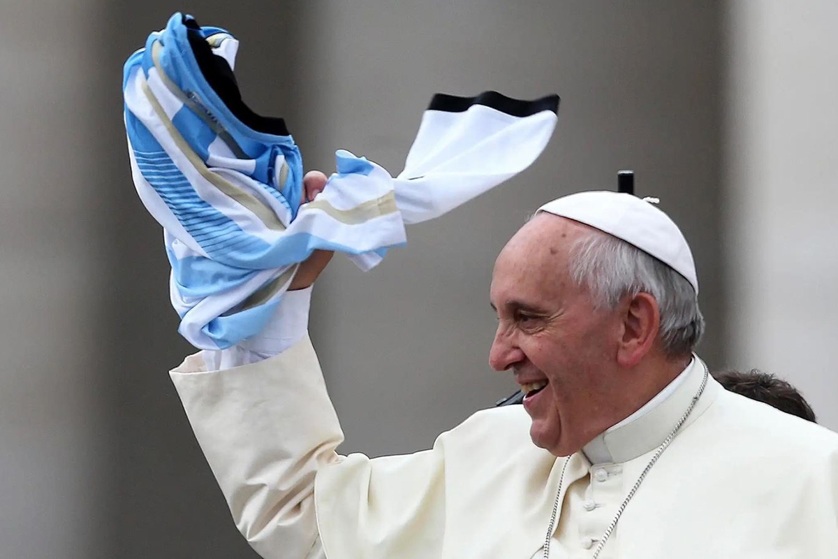 با درگذشت پاپ فرانسیس، فوتبال یکی از هواداران باوفایش را از دست داد با درگذشت پاپ فرانسیس، فوتبال یکی از هواداران باوفایش را از دست داد