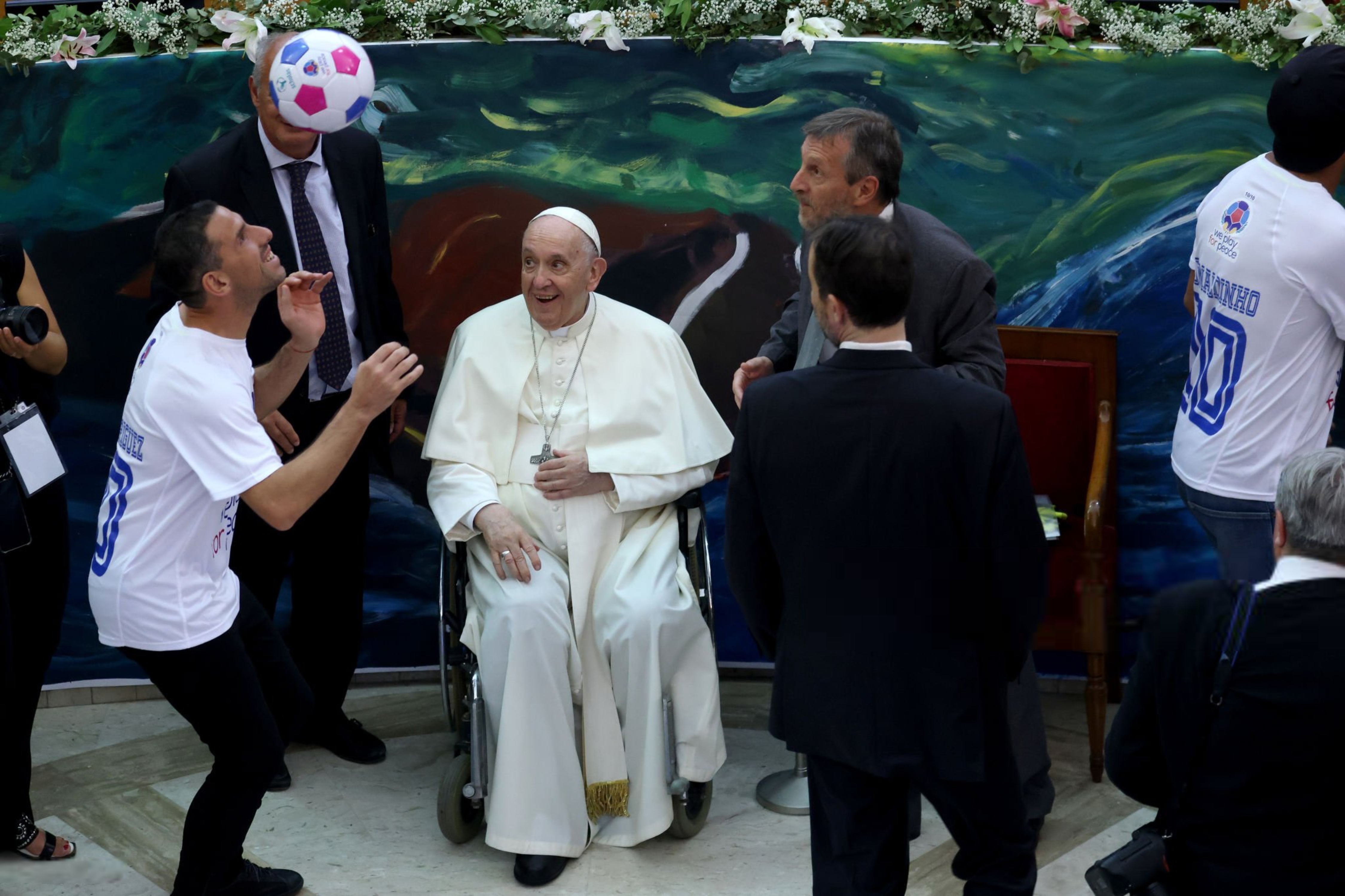 با درگذشت پاپ فرانسیس، فوتبال یکی از هواداران باوفایش را از دست داد با درگذشت پاپ فرانسیس، فوتبال یکی از هواداران باوفایش را از دست داد