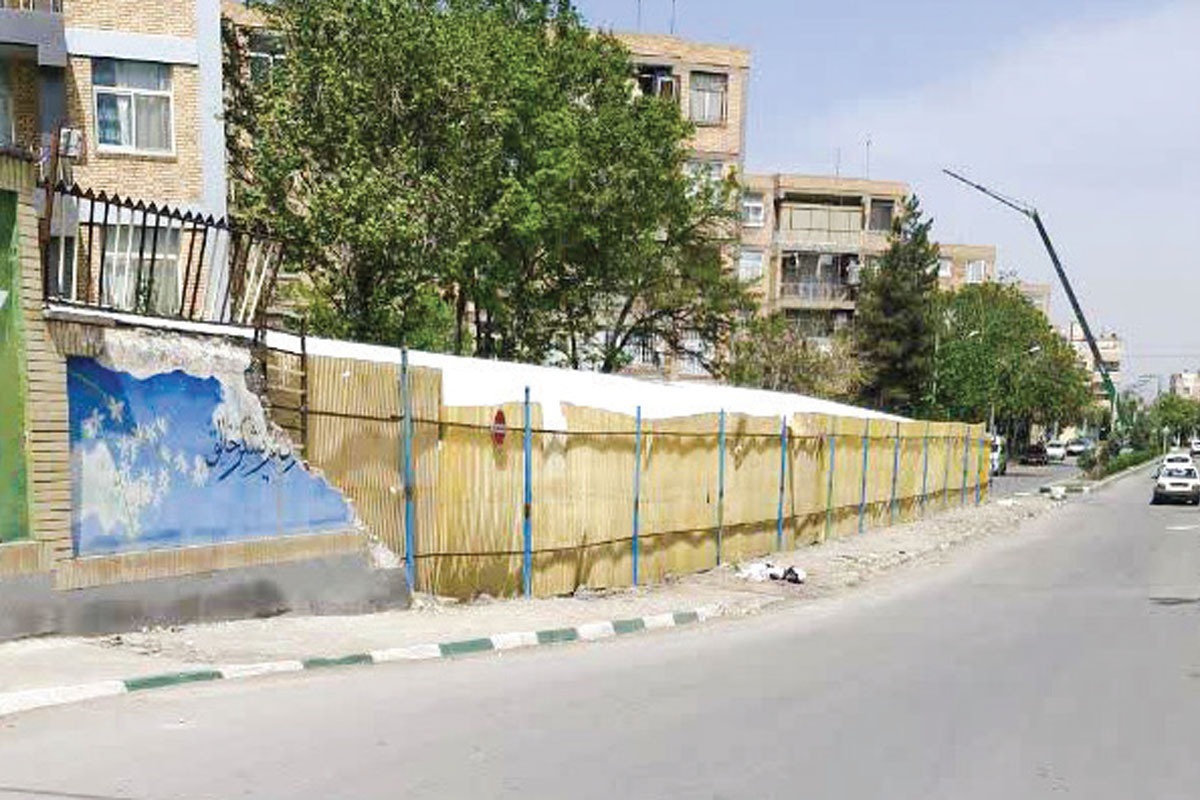 ساکنان شهرک شهید بهشتی می‌گویند اواخر زمستان یک بار دیوار مهمان سرای هوانیروز که درست وسط خیابان قرار گرفته، تخریب شد، اما در چشم برهم زدنی دوباره جای آن دیوار دیگری سبز شد.