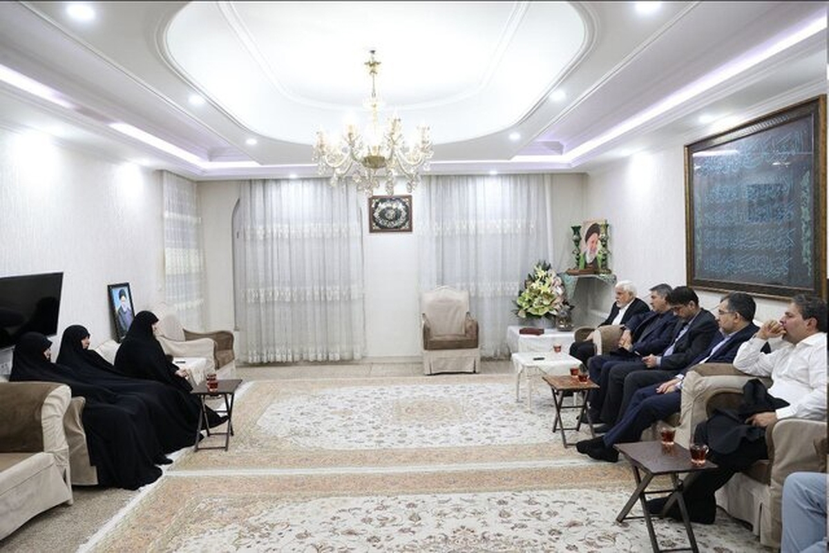 معاون‌اول رئیس‌جمهور با خانواده‌های شهیدان آیت‌الله رئیسی و مالک رحمتی دیدار کرد