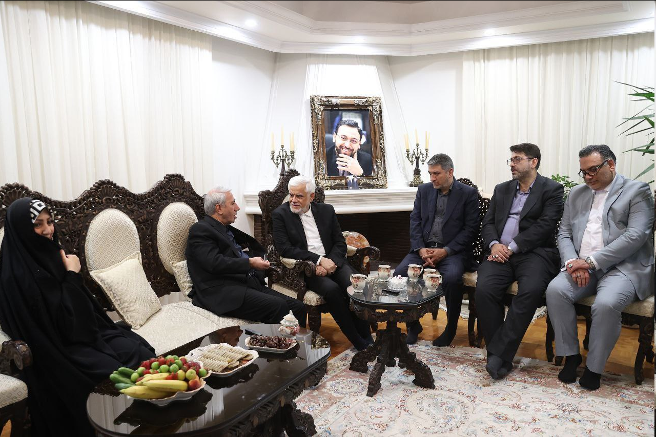 معاون اول رئیس‌جمهور با خانواده‌های آیت‌الله رئیسی و مالک رحمتی دیدار کرد