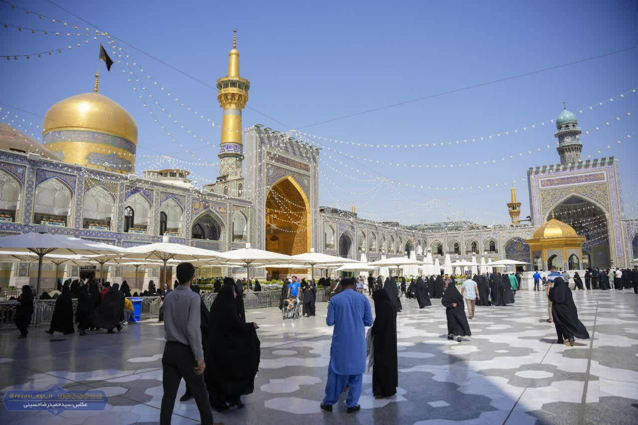 صبحی به رنگ گنبد طلا؛ روایت دلهای عاشق در روز زیارتی امام رضا(ع) صبحی به رنگ گنبد طلا؛ روایت دلهای عاشق در روز زیارتی امام رضا(ع)