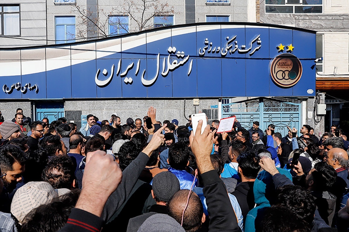 هواداران استقلال در اعتراض به سیاست‌های نقل و انتقالاتی تیمشان مقابل باشگاه تجمع کردند.