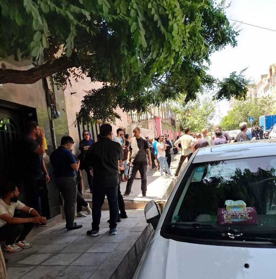 تجمع اعتراضی هواداران مقابل باشگاه استقلال + عکس تجمع اعتراضی هواداران مقابل باشگاه استقلال + عکس