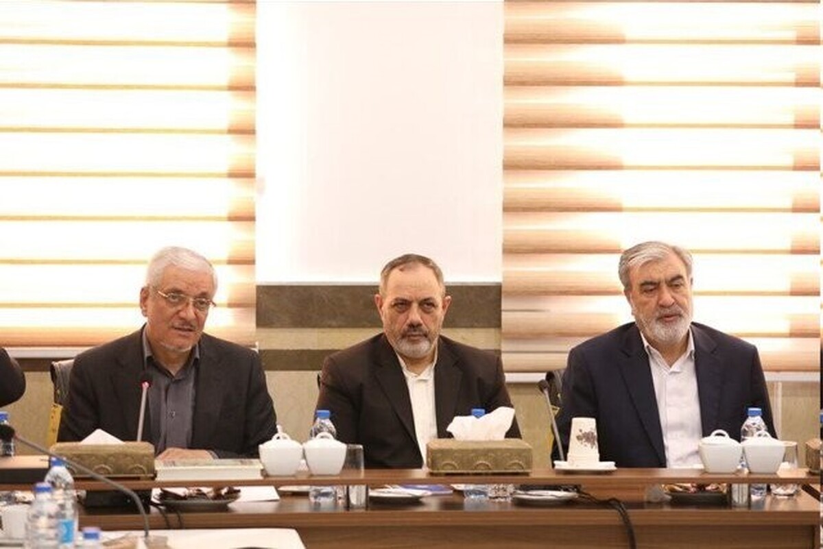 وزیر دفاع و پشتیبانی نیروهای مسلح، با حضور در جلسه کمیسیون امنیت ملی و سیاست خارجی مجلس با اعضای این کمیسیون دیدار و گفت‌وگو کرد.