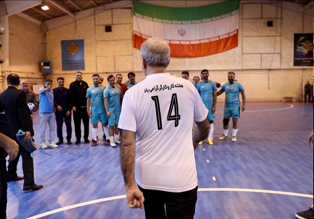 دیدار دو تیم فوتبال پیشکسوتان و تیم کارگری با حضور پزشکیان دیدار دو تیم فوتبال پیشکسوتان و تیم کارگری با حضور پزشکیان