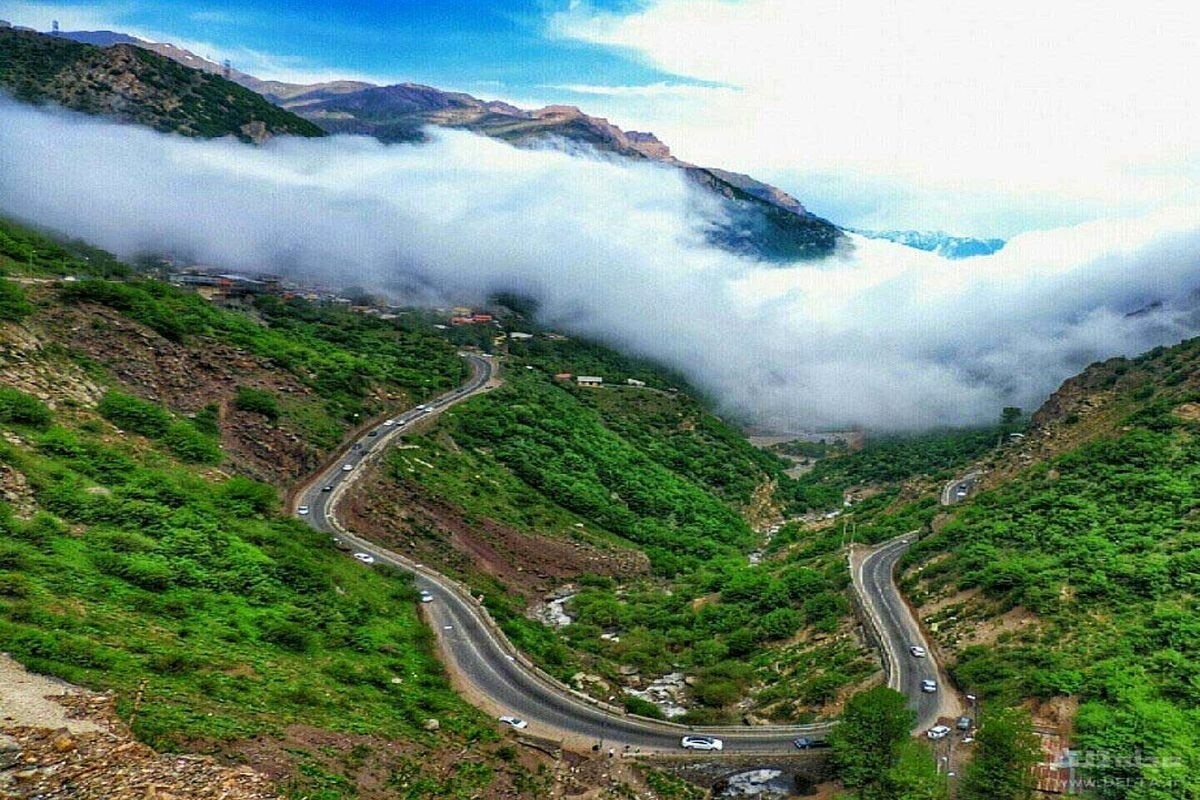ویدئویی از جاده چالوس از فراز آسمان در اردیبهشت ماه زیبا را مشاهده می‌کنید.