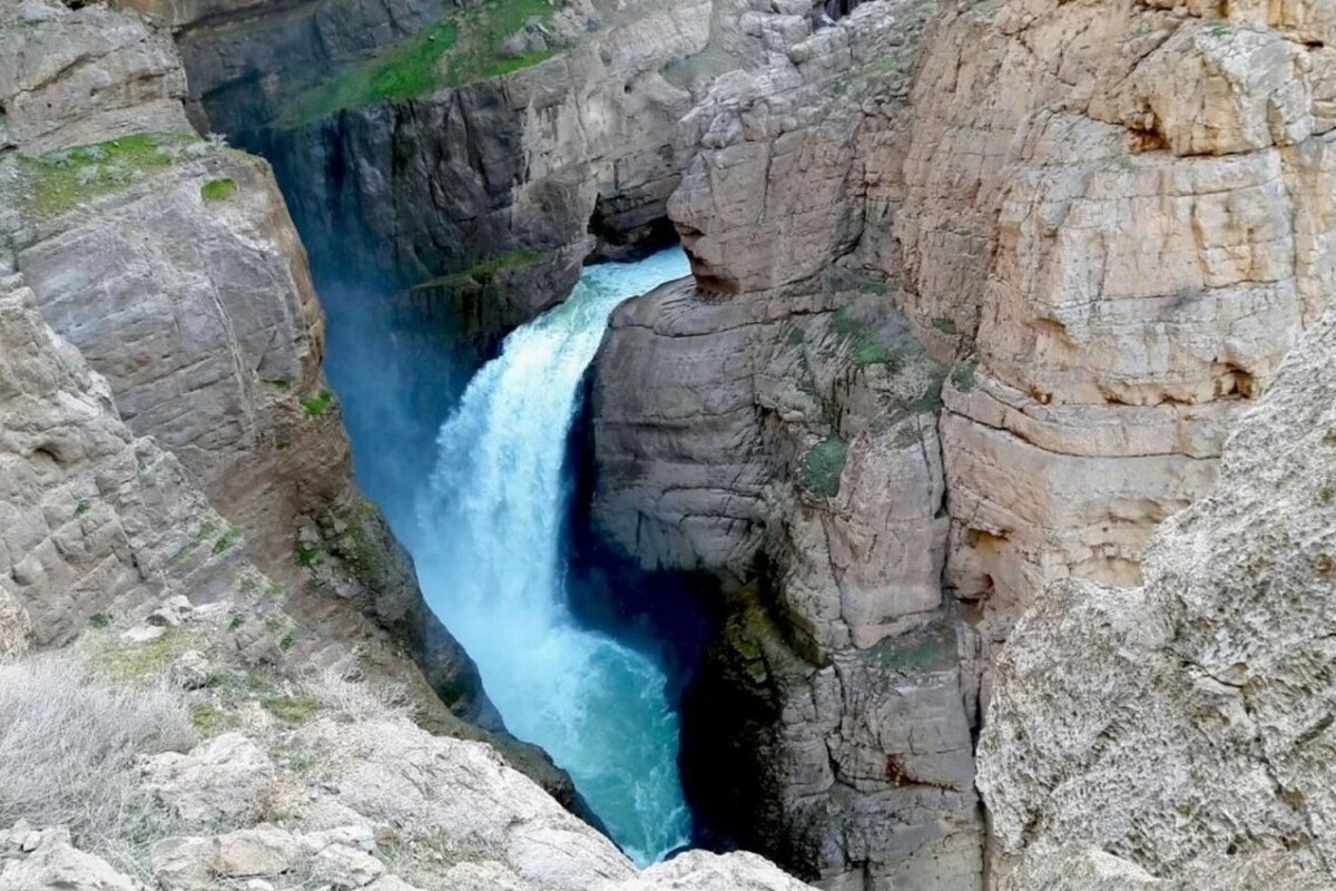آبشار کِرِدیت به معنی مه یا دود، معروف به وحشی‌ترین آبشار ایران در بخش جونقان استان چهارمحال و بختیاری می‌باشد. این آبشار در حوزه استحفاظی شهر جونقان و مسیر رودخانه بهشت آباد در تنگه درکش ورکش قرار گرفته‌است.