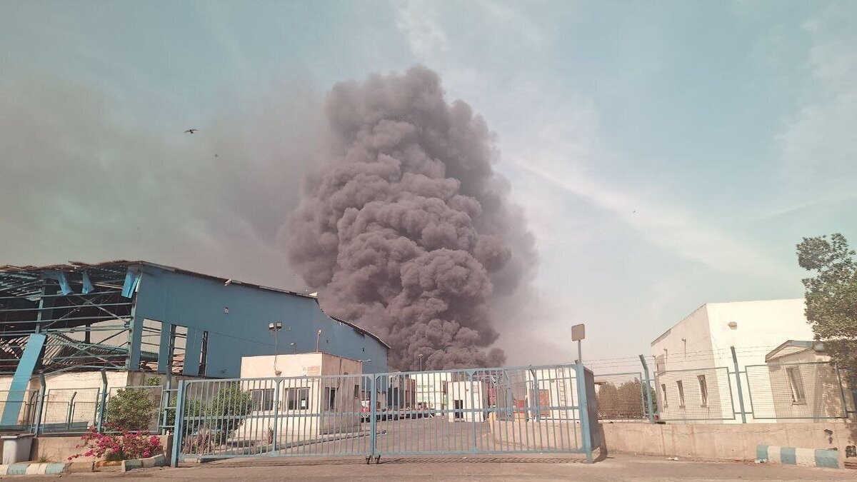 نکاتی درباره شکل و رنگ دود انفجار بندر عباس + عکس نکاتی درباره شکل و رنگ دود انفجار بندر عباس + عکس