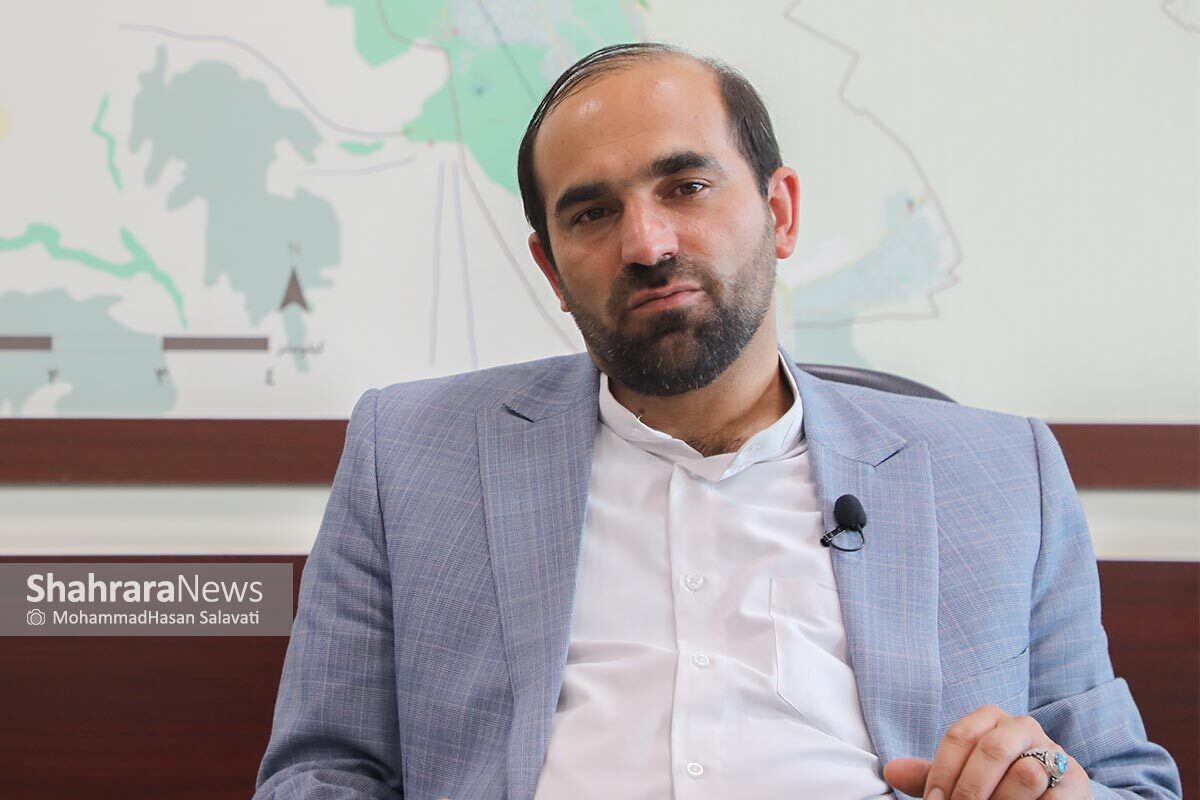 رئیس شورای اسلامی شهر مشهد گفت: باید اعتراف کرد که در مسیر فعالیت، چالش‌هایی نیز وجود داشت. یکی از بزرگ‌ترین ایرادها، تعداد بالای طرح‌های دوفوریتی و لوایح اضطراری بود که به‌واسطه شرایط دشوار اقتصادی، معیشتی و اجتماعی به‌ناگزیر مطرح شد.
