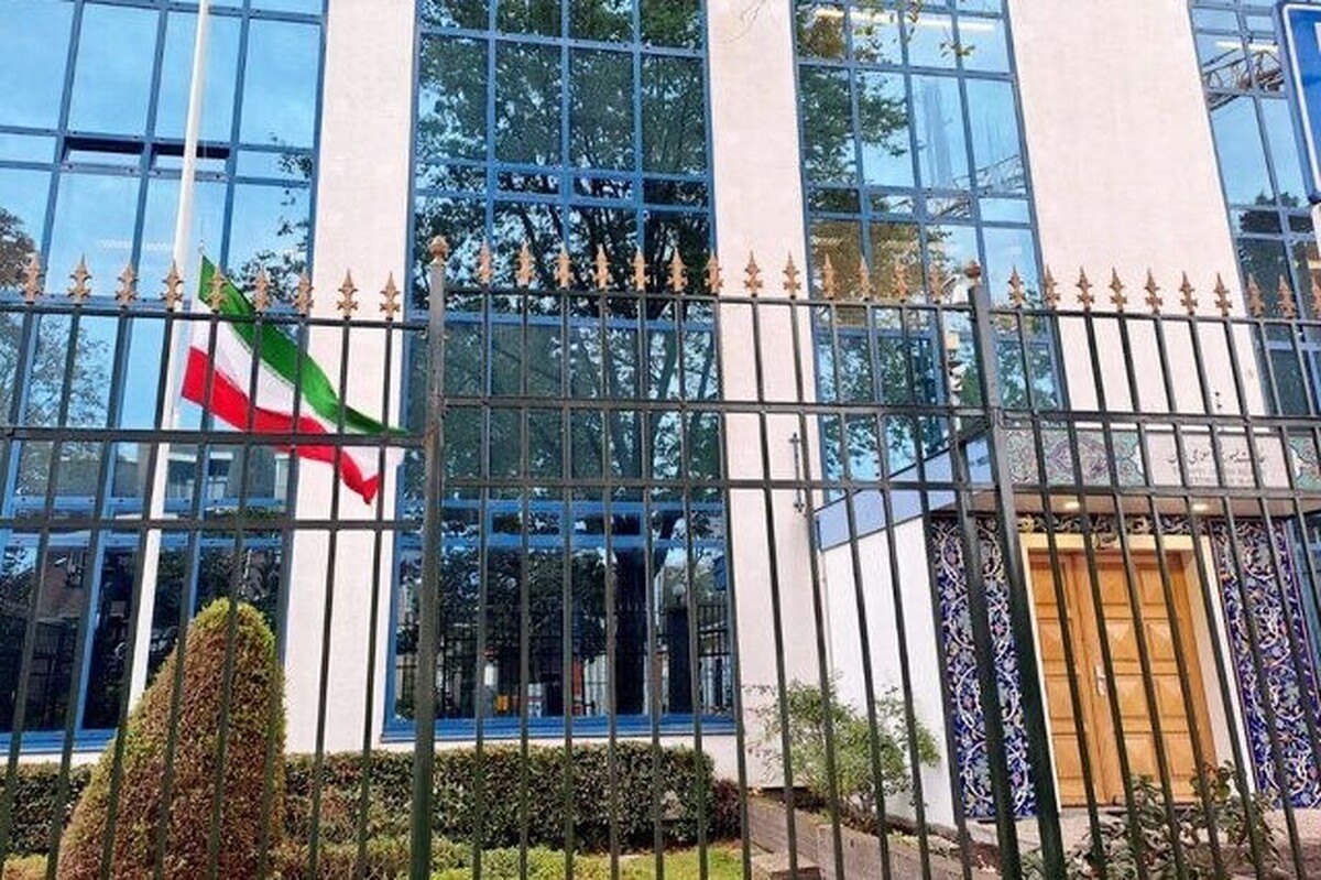 پرچم ایران در سفارتخانه‌های کشورمان در اروپا به حالت نیمه‌برافراشته درآمد (۸ اردیبهشت ۱۴۰۴)