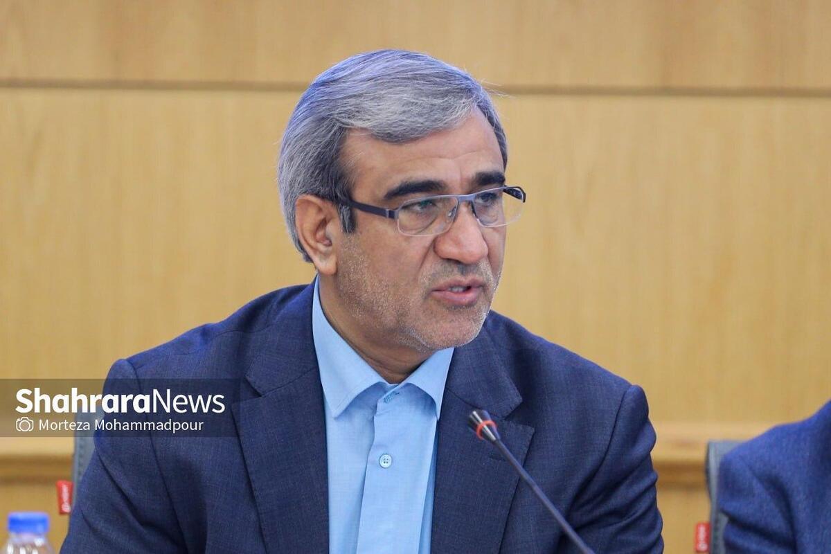 استاندار خراسان رضوی گفت: یکی از مشکلات امروز ما این است که منابع مالی عظیمی از نظر قانونی تعلق به خراسان رضوی دارند اما به دلیل اینکه دفاتر شرکت‌های بزرگ در سالیان اخیر به‌تدریج به تهران انتقال پیدا کرده‌، الان این منابع از دست رفته است. قطعاً از این منابع به استان برمی‌‌گردد. این‌ها حق مردم ماست.