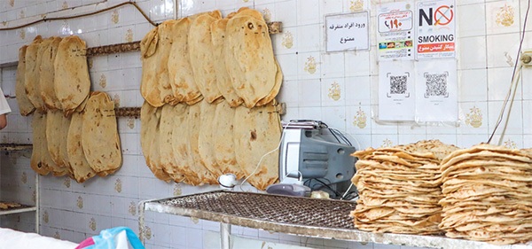 نان آزادپز مشهد در تنور گرانی، مسئولان در صف تأیید و تکذیب