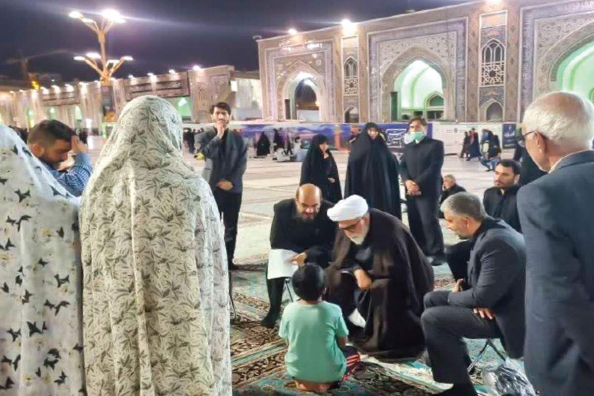 خیلی هایشان این دعوت ناگهانی را باور نمی‌کنند و به خیالشان یک شوخی است. مثل آن زن که دغدغه برگشت به خانه را دارد. چند بچه معلول را منزل گذاشته و وقتی برای این دیدار خالی کرده است.