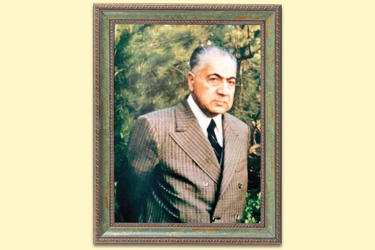 سیدحسین میرخانی که «سراج‌الکُتاب» لقب داشت و خود شعر نیز می‌سرود، چندین اثر برجسته از میراث ادب فارسی را کتابت کرده که «مثنوی معنوی» از آن جمله است.
