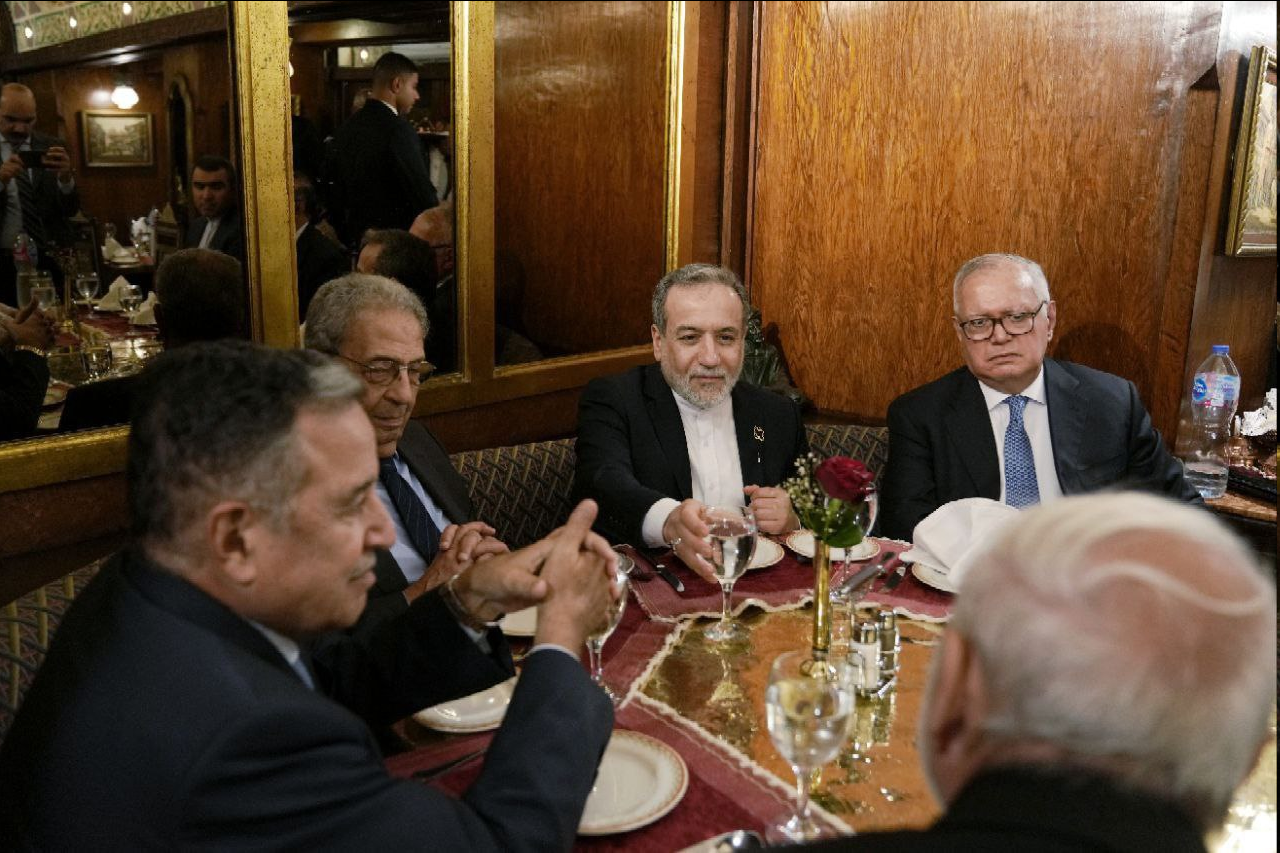 عراقچی در رستورانی در قاهره با سه وزیر خارجه پیشین مصر دیدار کرد عراقچی در رستورانی در قاهره با سه وزیر خارجه پیشین مصر دیدار کرد