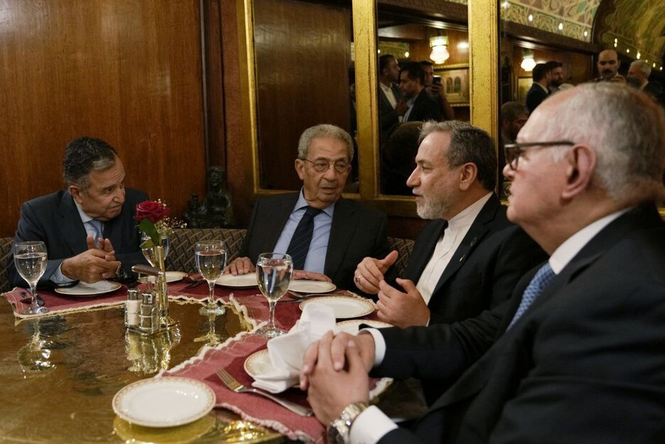 عراقچی در رستورانی در قاهره با سه وزیر خارجه پیشین مصر دیدار کرد عراقچی در رستورانی در قاهره با سه وزیر خارجه پیشین مصر دیدار کرد