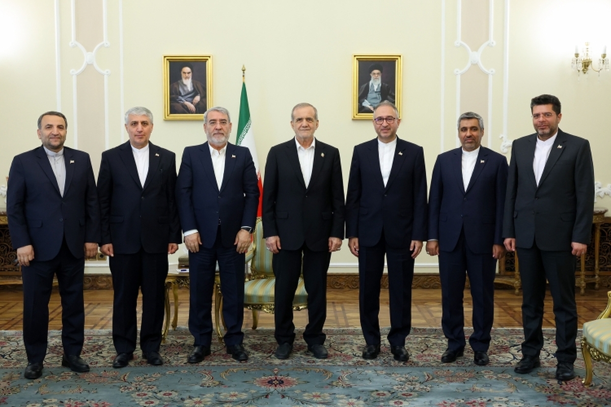 رئیس جمهور در دیدار سفرای جدید کشورمان در کشور‌های چین، جمهوری آذربایجان، ساحل عاج، مکزیک، کوبا و اروگوئه، با بیان اینکه گسترش همکاری‌ها با کشور‌های مختلف، ایران را در برابر فشار‌ها و تکانه‌ها تقویت و مقاوم می‌کند، گفت: شما سفرا در خط مقدم گسترش مناسبات و تعاملات جمهوری اسلامی ایران با جهان هستید.