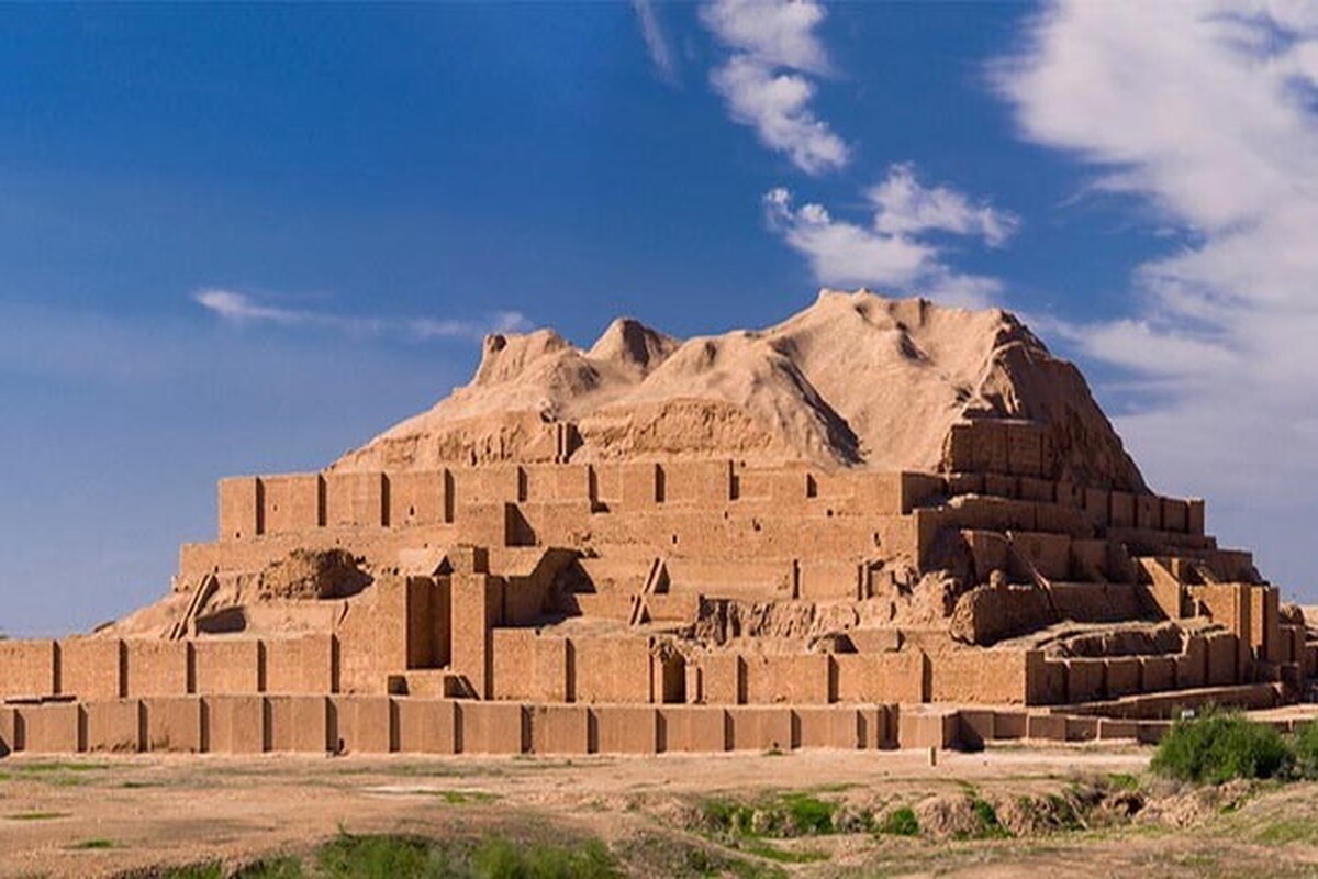 چغازنبیل که امروزه ویرانه‌هایی بیش از آن برجا نمانده، روزگاری شهر مقدس پادشاهی ایلام (عیلام) به‌شمار می‌رفت. جالب است بدانید که باستان‌شناسان زیگورات چغازنبیل را اولین بنای مذهبی ایران می‌دانند.