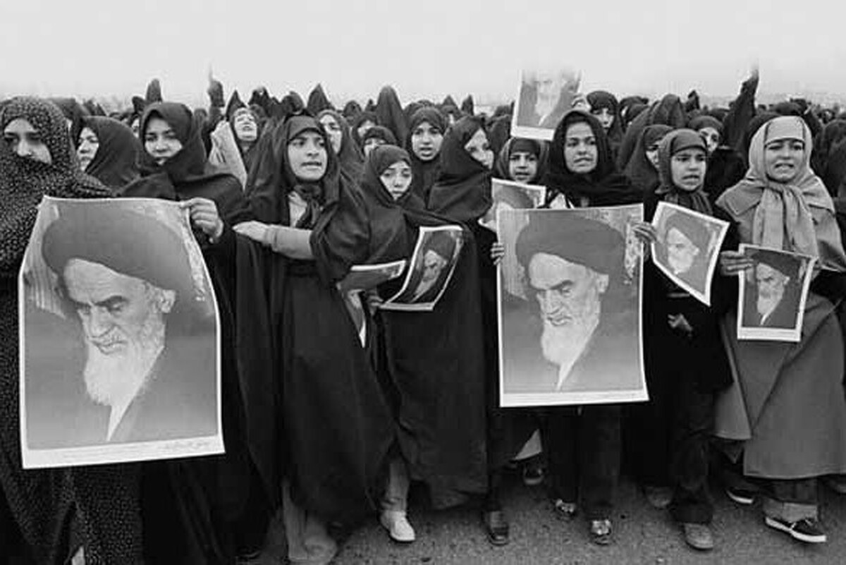 امام خمینی (ره) زنان را نه‌تنها به‌عنوان همراهان انقلاب، بلکه به‌عنوان پیشگامان تغییر اجتماعی می‌دانستند که می‌توانند در ساختار فرهنگی، علمی و سیاسی کشور نقش‌آفرینی کنند.