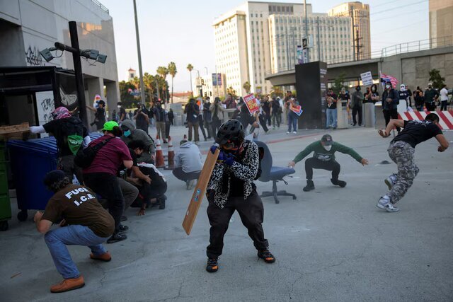 درگیری پلیس ضد شورش آمریکا با معترضان به اقدامات مهاجرتی درگیری پلیس ضد شورش آمریکا با معترضان به اقدامات مهاجرتی