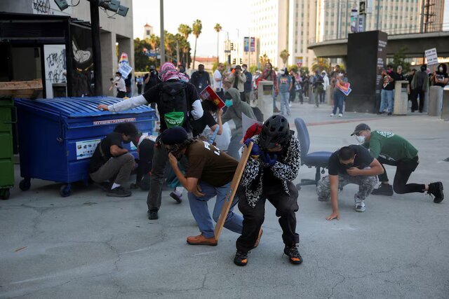 درگیری پلیس ضد شورش آمریکا با معترضان به اقدامات مهاجرتی درگیری پلیس ضد شورش آمریکا با معترضان به اقدامات مهاجرتی