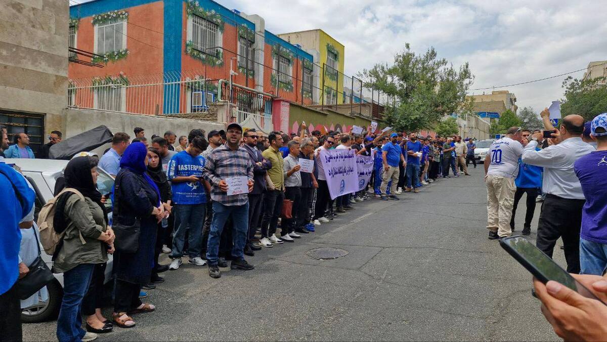 تجمع گسترده اعتراضی هواداران مقابل باشگاه استقلال منجر به سردادن شعار‌های تند علیه نظری‌جویباری و محمود بابایی شده است. هواداران خواستار جدایی این دو از استقلال هستند.