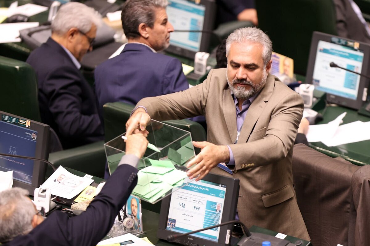 نمایندگان مجلس شورای اسلامی با درخواست مجدد دولت جهت بررسی لایحه مربوط به اعطای اختیار به دولت درباره کاهش مالیات بر ارزش افزوده دارو و مواد اولیه آن، ملزومات مصرفی پزشکی، شیرخشک مخصوص اطفال و مواد اولیه آن، کالاهای اساسی، نهاده‌های دامی و کشاورزی مخالفت کردند.