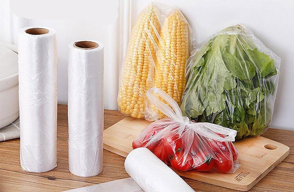 به گفته یک متخصص علوم و صنایع غذایی، کیسه فریزر‌های آشنای همیشگی ما و کیسه‌های پلاستیکی شفاف زیپدار که امروزه به فراوانی در مارکت‌ها عرضه می‌شوند، هر دو عاری از ترکیب بیسفنول آ بوده و تنها تفاوت شان در ضخامت و داشتن و نداشتن زیپ است، اما آیا از نظر خطر میکروپلاستیک‌ها هم همینطور هستند؟