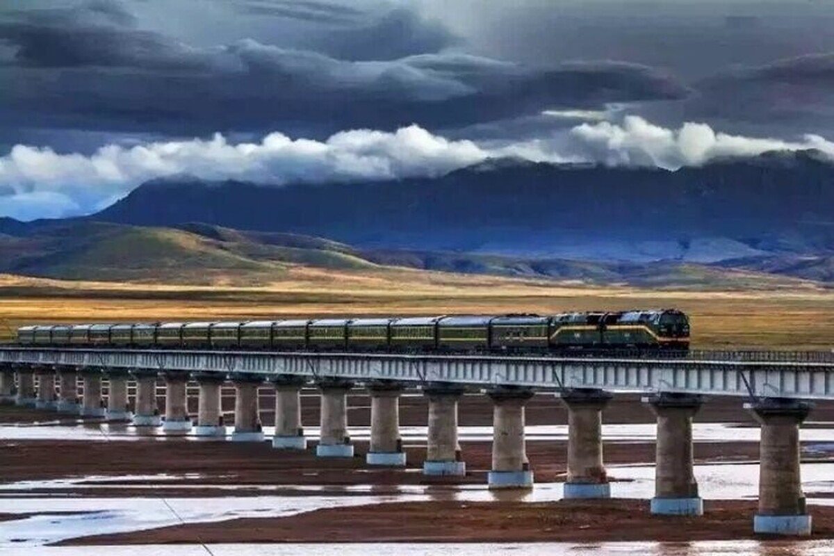 عبور قطار از مرتفع‌ترین پل ریلی جهان به نام «پل ریلی چناب» در هند را مشاهده می‌کنید.
