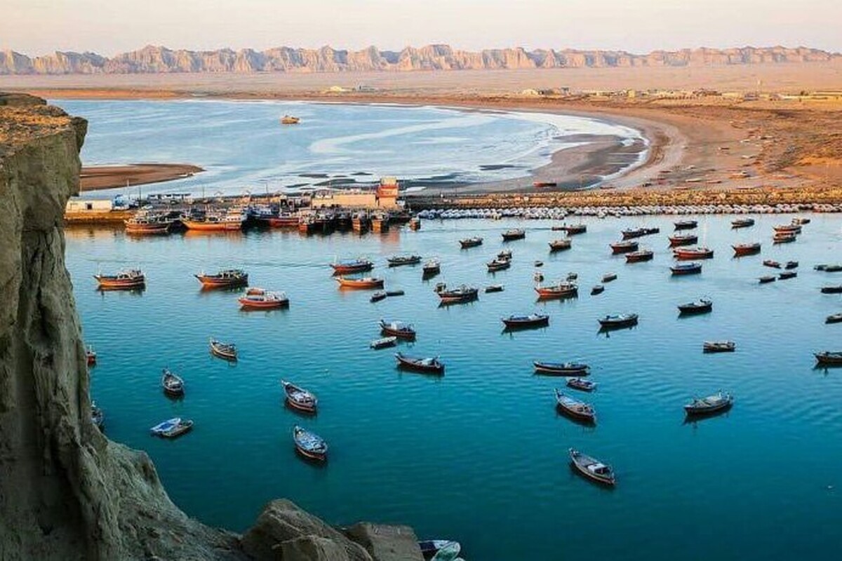 سواحل مکران آن‌قدر از زیبایی و شگفتی پر شده که رسیدن به این سواحل، ارزش طی کردن هر مسافت طولانی را دارد. در اطراف سواحل توریستی مکران که از زیباتری جا‌های دیدنی چابهار به شمار می‌رود.