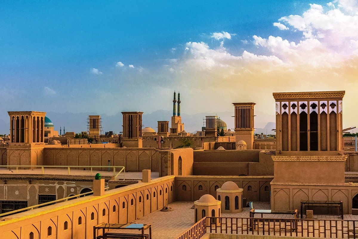 مدیرکل مدیریت بحران استانداری یزد اعلام کرد: با توجه به افزایش غلظت ذرات گرد و غبار و تشدید آلودگی هوا در سطح استان، بر اساس مصوبه کارگروه شرایط اضطرار، فعالیت کلیه ادارات، سازمان‌های دولتی و بانک‌ها در روز دوشنبه ۱۹ خرداد با ۲ ساعت تأخیر آغاز خواهد شد و ادارات از ساعت هشت صبح فعالیت خود را شروع می‌کنند.
