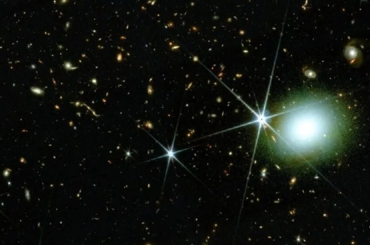 اخترشناسان با کمک تلسکوپ فضایی جیمز وب (JWST) موفق به ثبت بزرگ‌ترین نقشه کیهان اولیه شده‌اند؛ تصویری فراگیر و حیرت‌انگیز که چشم‌انداز بی‌نظیری از کیهان کهن را پیش چشم دانشمندان و علاقه‌مندان نجوم قرار می‌دهد.