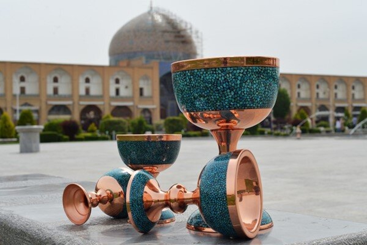 معاون صنایع‌دستی وزارت میراث‌فرهنگی، گردشگری و صنایع‌دستی با تاکید بر اینکه باید از ظرفیت مساجد در توانمندسازی هنرمندان صنایع دستی استفاده کرد، افزود: از ظرفیت مساجد، خصوصا در نقاط ورودی و خروجی شهرها، برای آموزش و فروش صنایع‌دستی بهره خواهیم برد.