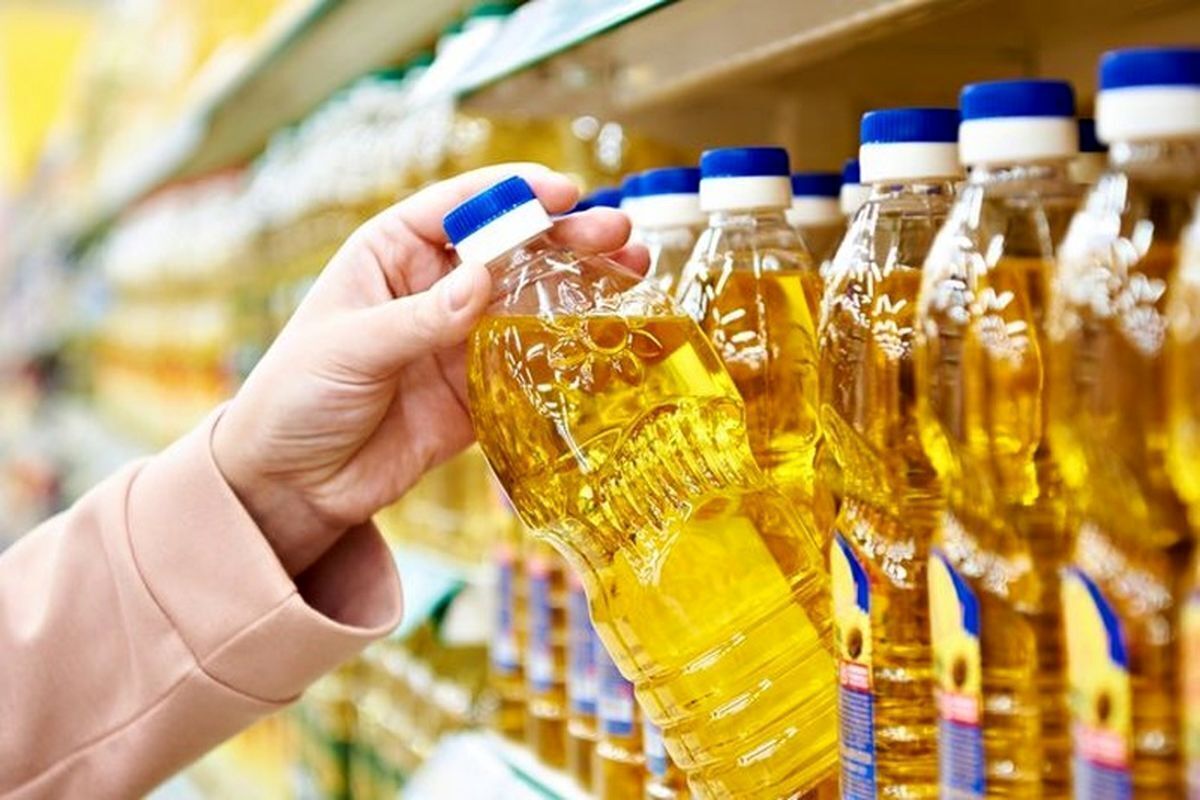افزایش قیمت و کاهش عرضه، بازار روغن را با چالش‌های جدی مواجه کرده است. بررسی‌ها نشان می‌دهد بار دیگر در برخی از فروشگاه‌ها و خرده‌فروشی‌های سطح شهر روغن کمیاب یا نایاب شده است؛ گرچه این اتفاق لزوماً به معنای کمبود این محصول در تمام نقاط شهر نیست، اما می‌تواند نشانه‌ای مهم از احتمال افزایش دوباره قیمت روغن باشد.