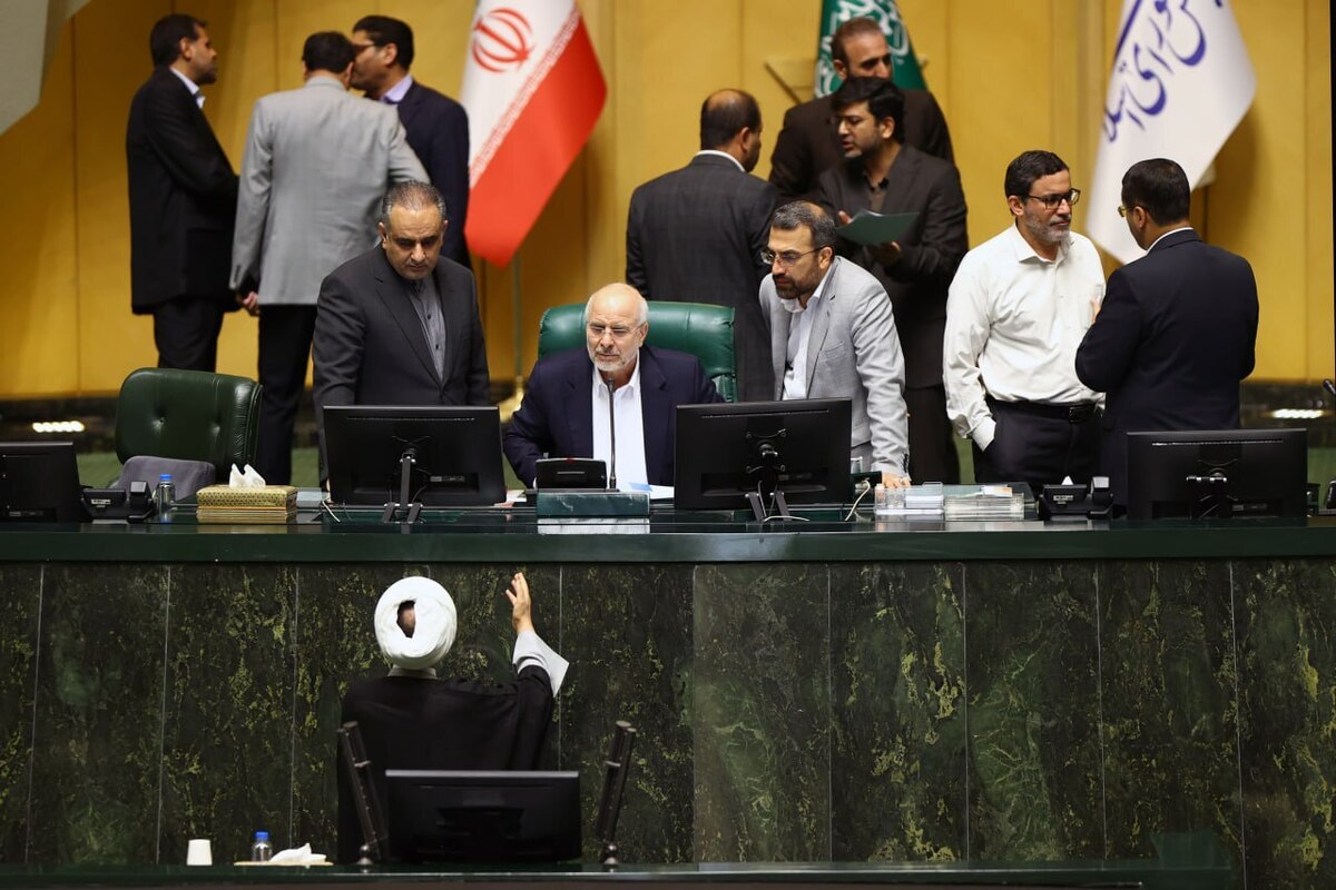 نمایندگان مجلس شورای اسلامی در جلسه امروز خود در صحن مجلس بررسی گزارش کمیسیون بهداشت درمان و آموزش پزشکی در خصوص استنکاف و اجرای ناقص قوانین توسط مسئولان دانشگاه علوم پزشکی گیلان در بروز حادثه آتش سوزی بیمارستان قائم رشت را در دستور کار دارند.
