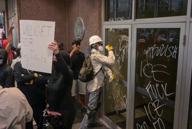 اعتراضات به قوانین ضد مهاجرتی ترامپ به شهرهای دیگر آمریکا کشیده شد اعتراضات به قوانین ضد مهاجرتی ترامپ به شهرهای دیگر آمریکا کشیده شد