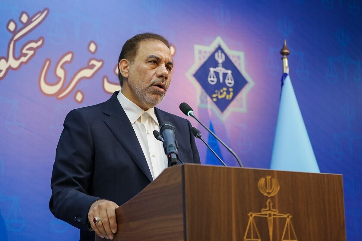 سخنگوی قوه قضاییه در نشست خبری ۲۰ خردادماه، به سوالات خبرنگاران در رابطه با موضوعات حقوقی و آخرین وضعیت پرونده‌های مختلف قضایی از جمله پرونده الهه حسین‌نژاد، بستگان کاظم صدیقی، آخرین وضعیت پرونده انفجار در بندرشهید رجایی و پرونده باند قاچاق ۲۱ هزار گوشی تلفن همراه پاسخ داد.