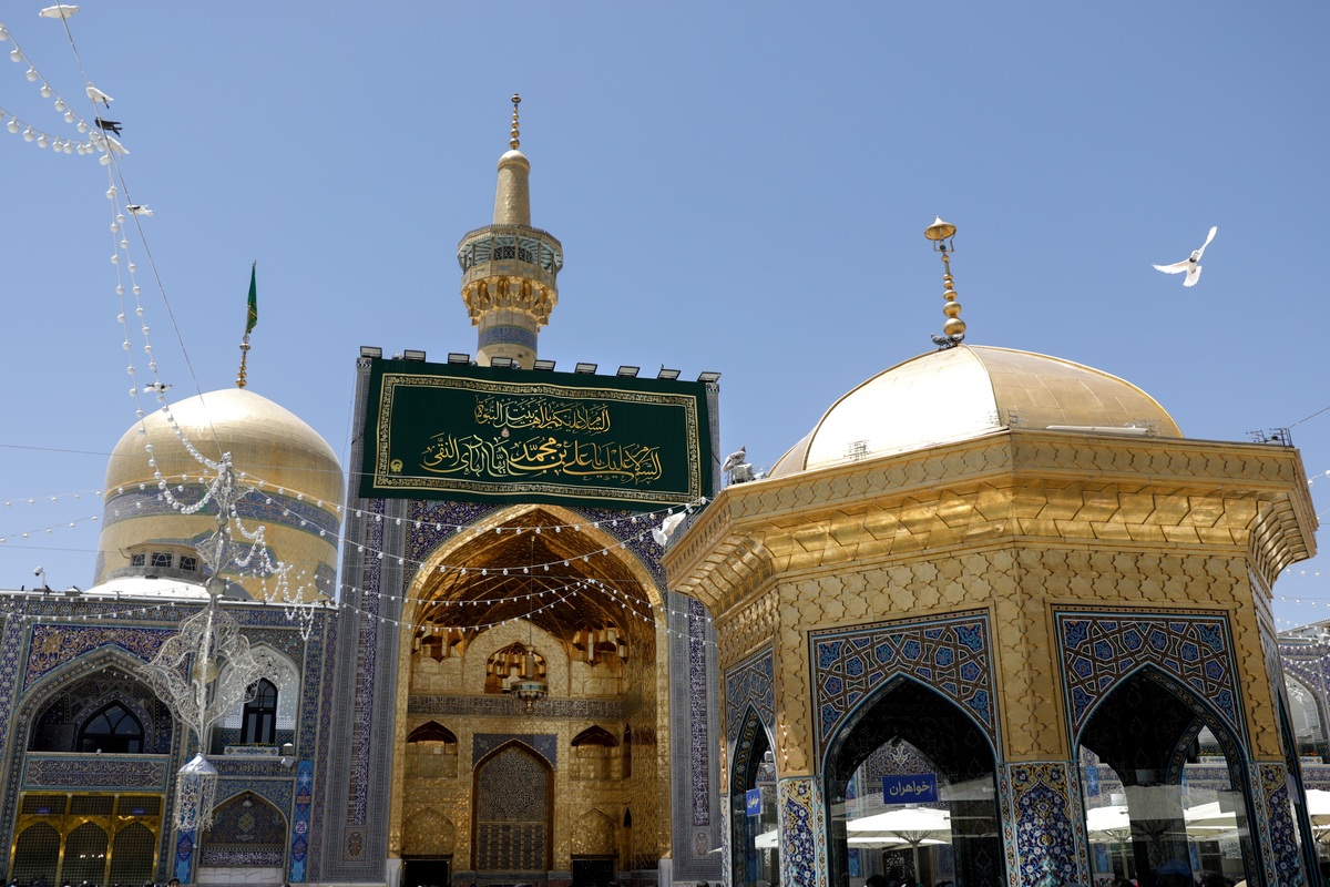 ویدئویی از  نصب کتیبه ویژه ولادت امام علی النقی الهادی علیه‌السلام در حرم مطهر رضوی را مشاهده می‌کنید.
