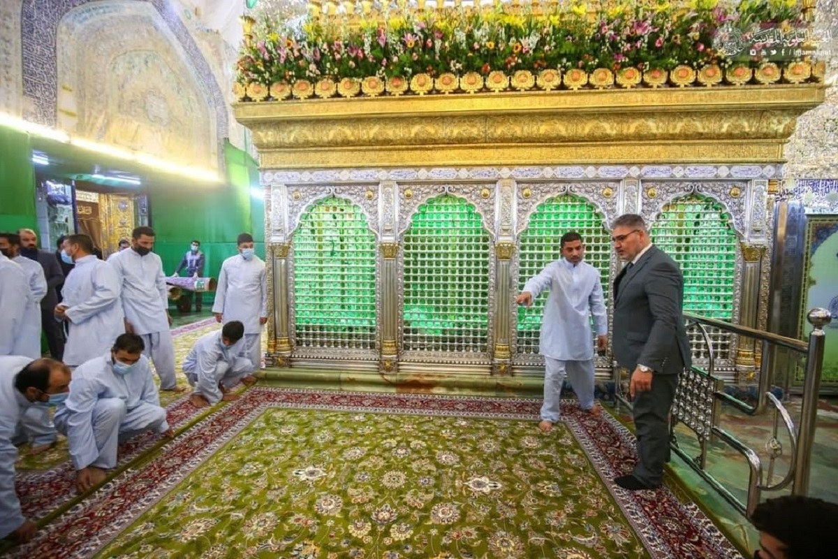 آستان مقدس امام علی(ع) در آستانه فرارسیدن عید بزرگ غدیر خم، با پهن کردن بیش از ۳ هزار متر مربع فرش با طرح‌های الهام‌گرفته از هنر اسلامی، جلوه‌ای نوین به صحن و حرم مطهر علوی بخشید.
