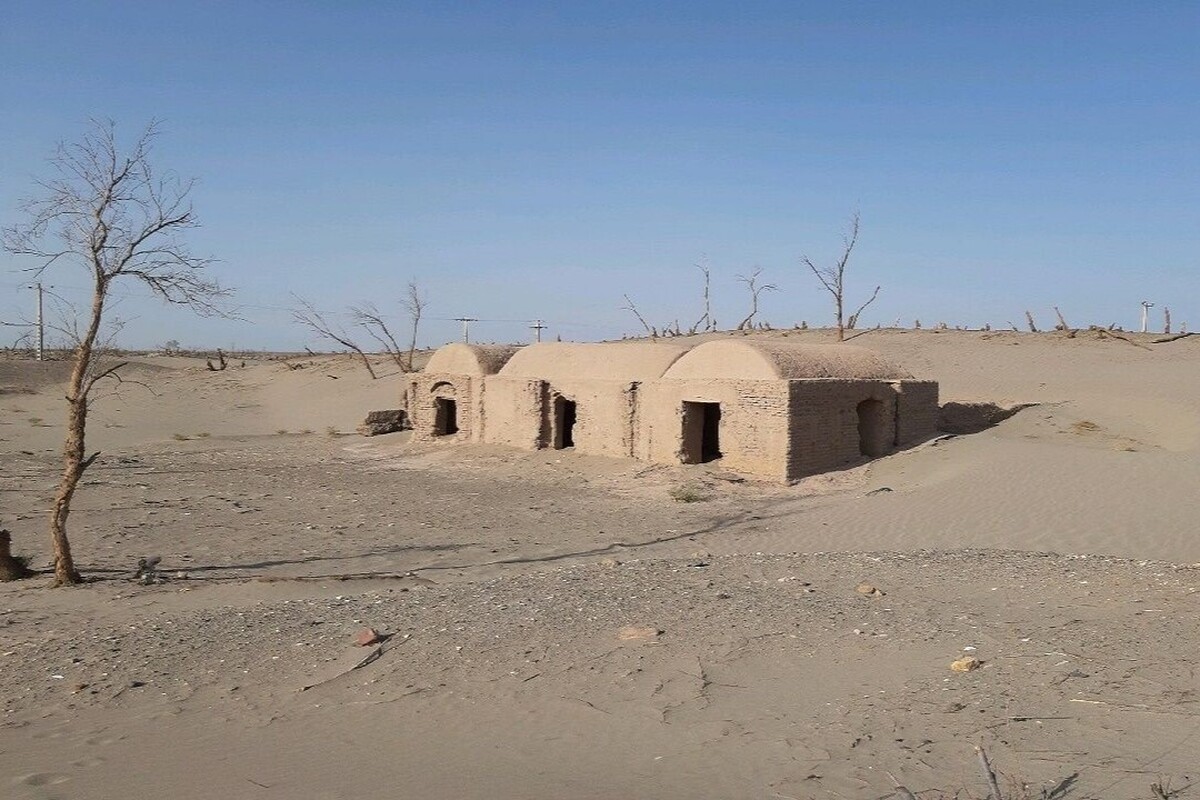 سرپرست اداره بیابان و رئیس اداره جنگل اداره کل منابع طبیعی و آبخیزداری خراسان رضوی گفت: در سطح استان یک میلیون و ۲۶۰ هزار کانون بحرانی فرسایش بادی داریم که معادل ۱۸ هزار پارک ملت است.