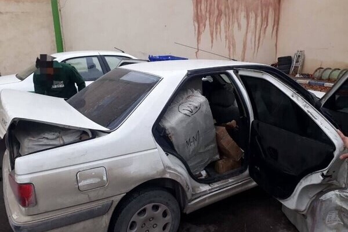 یک دستگاه خودرو شوتی توقیف و در بازرسی از آن بیش از ۴۰۰ هزار نخ سیگار قاچاق به ارزش ۱۵ میلیارد ریال کشف شد.